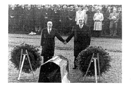 Abbildung zur Aufgabe 235. Der damalige französische Staatspräsident François Mitterrand und der damalige deutsche Bundeskanzler Helmut Kohl gedenken in Verdun gemeinsam der Toten beider Weltkriege. Welches Ziel der Europäischen Union wird bei diesem Treffen deutlich?